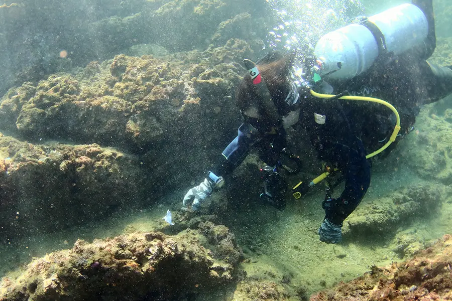海洋保全として海ごみの回収に取り組むダイバー